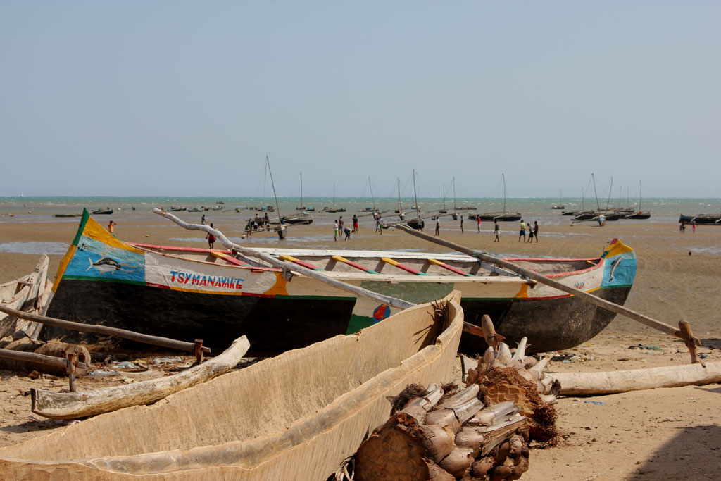 Het strand van Toliara met vissersbootjes