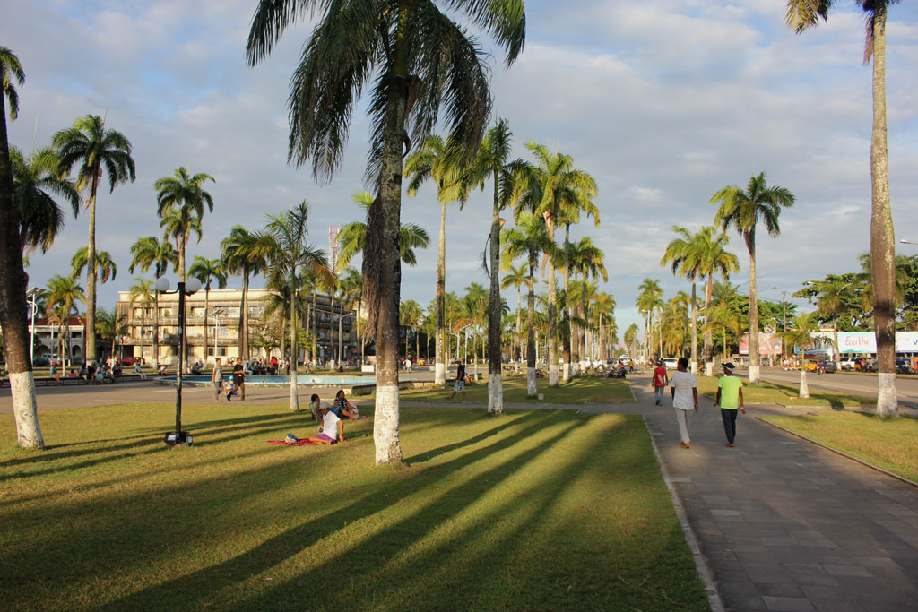 De statige Avenue de l' Indepedence met in het midden een gazon met palmen