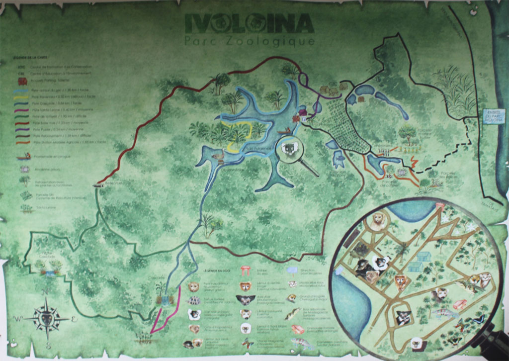 Bord met plattegrond van het park Ivoloina bij de ingang