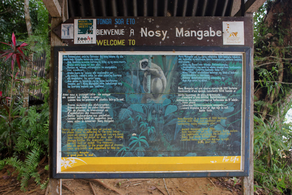 Welkomstbord van Nosy Mangabe op de plek, waar de zpdiac aanlegde.